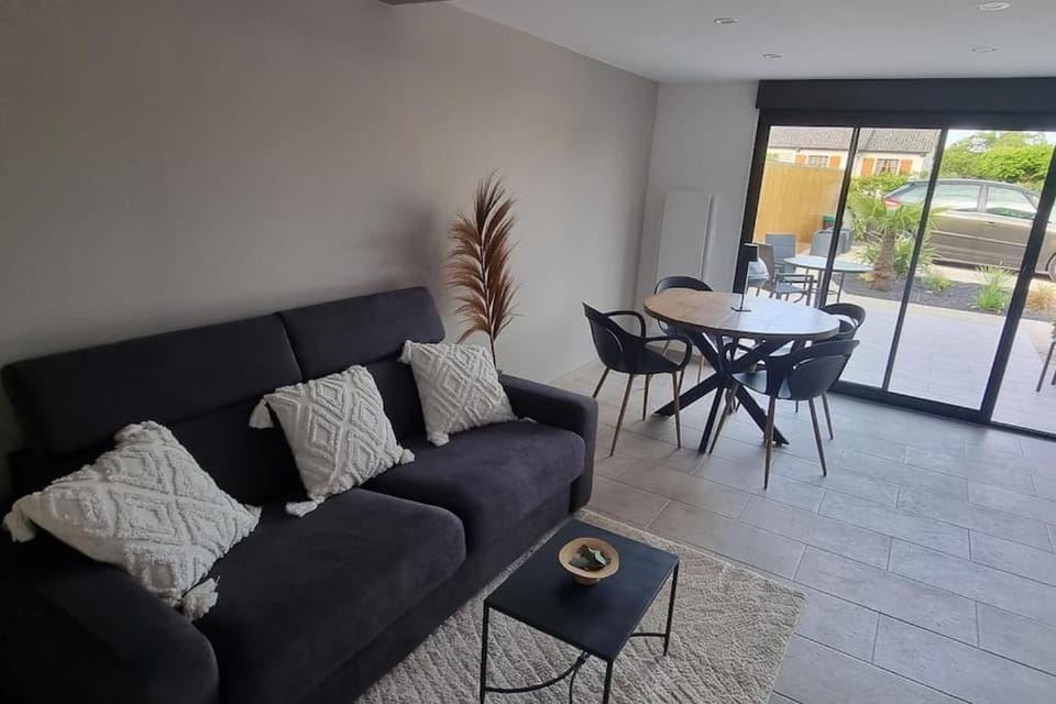 TV and multimedia, Living room, Seating area, Dining area, Inner courtyard view