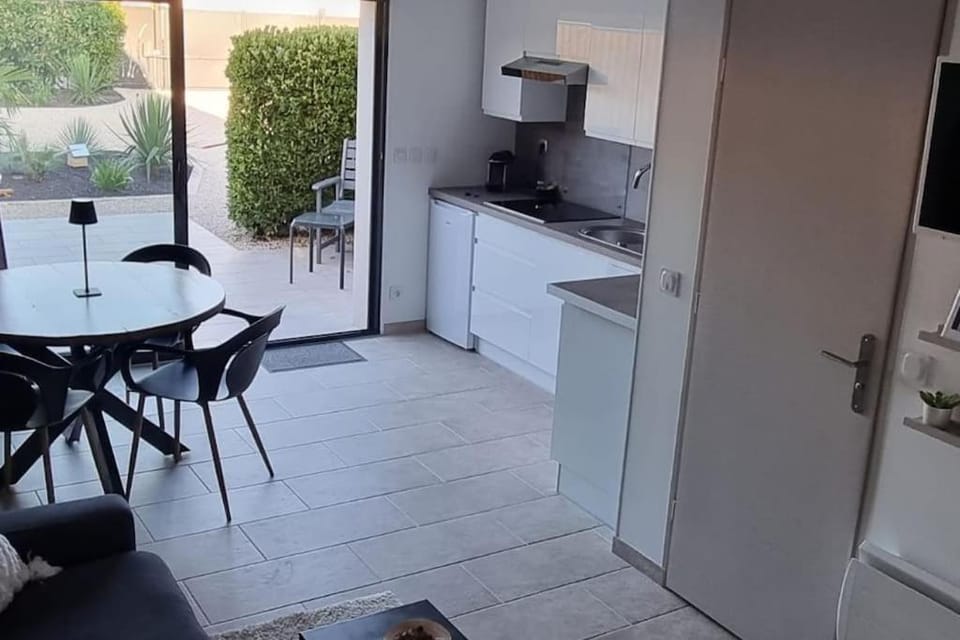 Kitchen or kitchenette, Dining area, dishwasher, stove