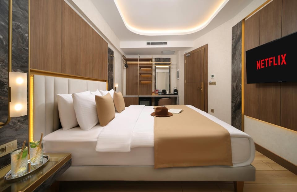 Bed, TV and multimedia, Photo of the whole room, Bedroom