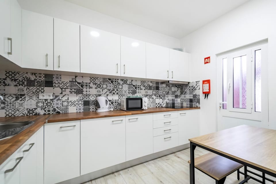 Kitchen or kitchenette, Dining area, oven