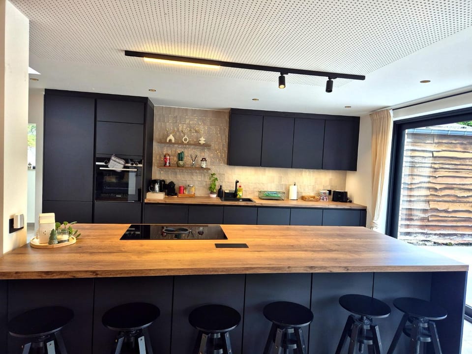 Coffee/tea facilities, Kitchen or kitchenette, Dining area, stove