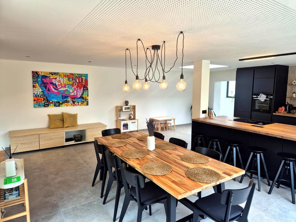 Kitchen or kitchenette, Dining area, stove