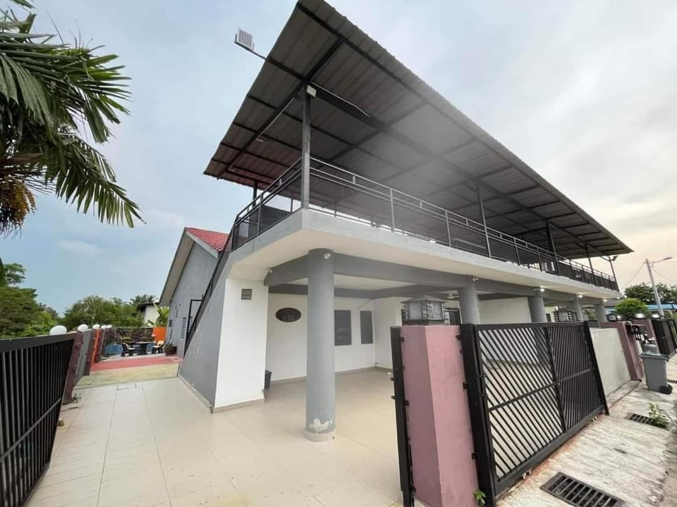 RALI D & E 32Pax 2 room BBQ 2 room KARAOKe 2 room swimming pool Villa in Port Dickson