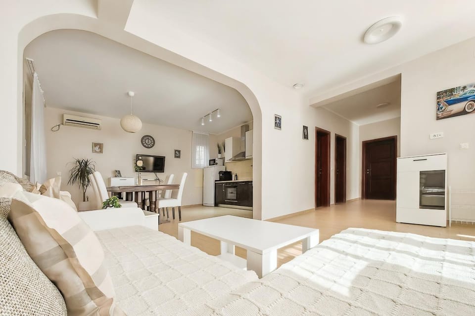 TV and multimedia, Kitchen or kitchenette, Living room, Seating area, Dining area, oven, air conditioner