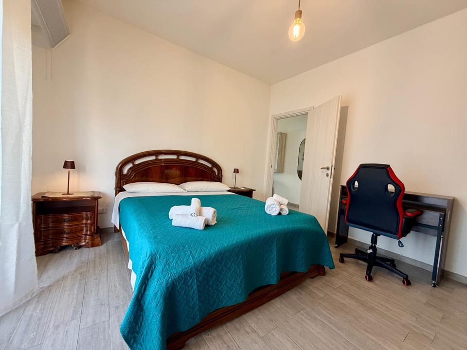 Bed, Living room, Photo of the whole room, Seating area, Bedroom, towels