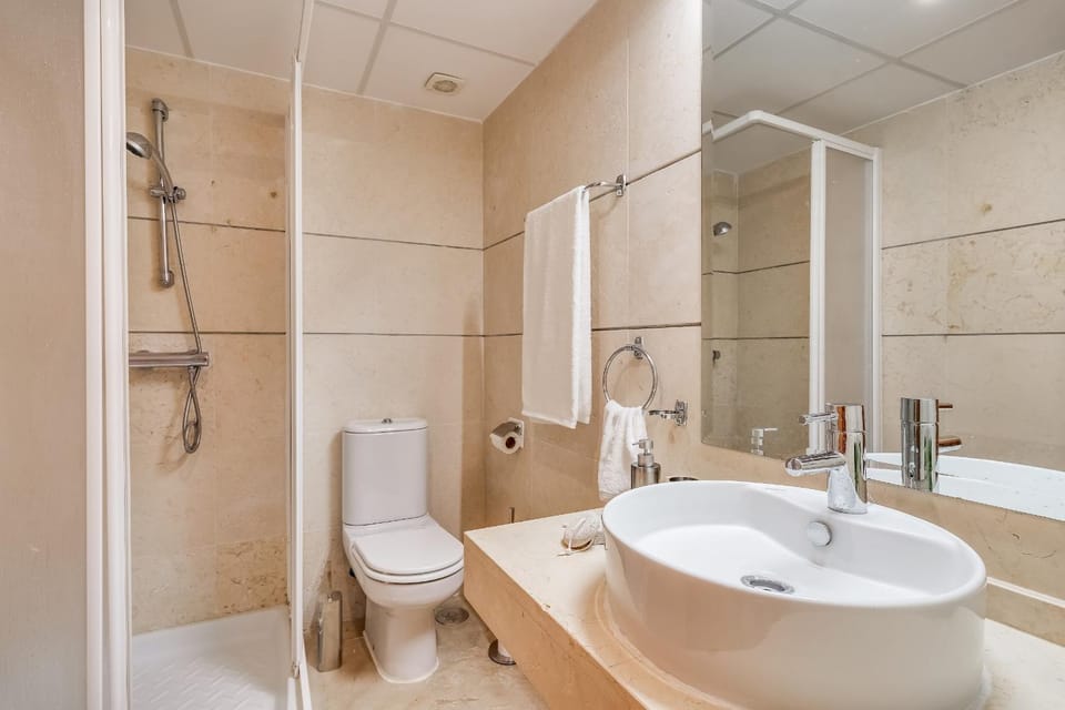Shower, Toilet, Bathroom, towels