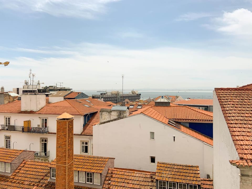 Stay as a Local! Santos Historical 6 Bedroom Apartment IV Apartment in Lisbon
