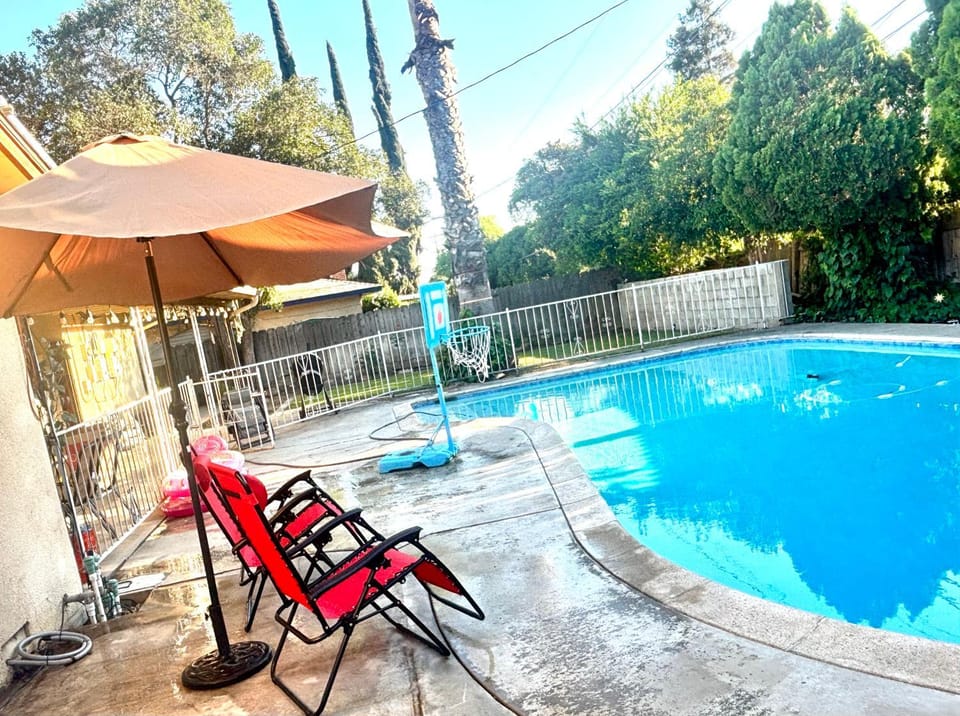 Beautiful Home & Pool House in Fresno