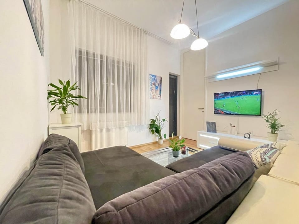 Bed, TV and multimedia, Living room, Photo of the whole room, Seating area