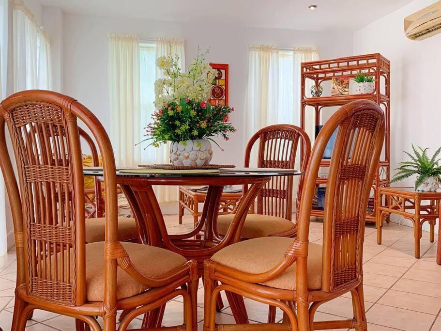 Living room, Dining area