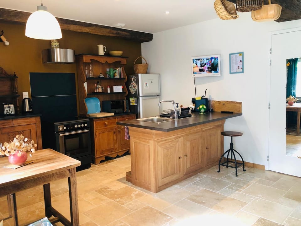 Coffee/tea facilities, Kitchen or kitchenette, Dining area, dishwasher, microwave, minibar, oven, stove, toaster, washing machine