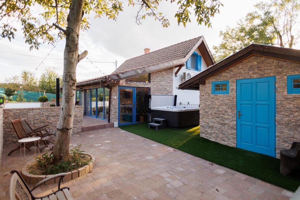 Property building, Patio, Day, Hot Tub, Sauna, Balcony/Terrace