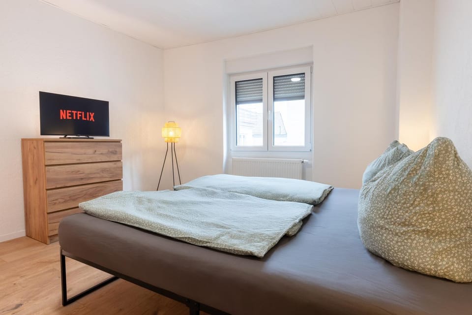 Bed, TV and multimedia, Bedroom