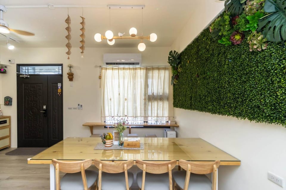 Restaurant/places to eat, Living room