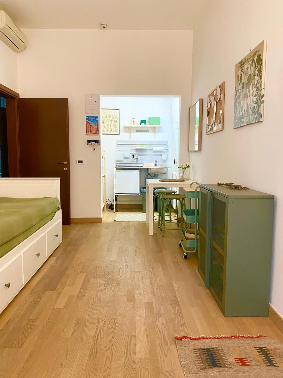 Kitchen or kitchenette, Living room, Seating area, Dining area