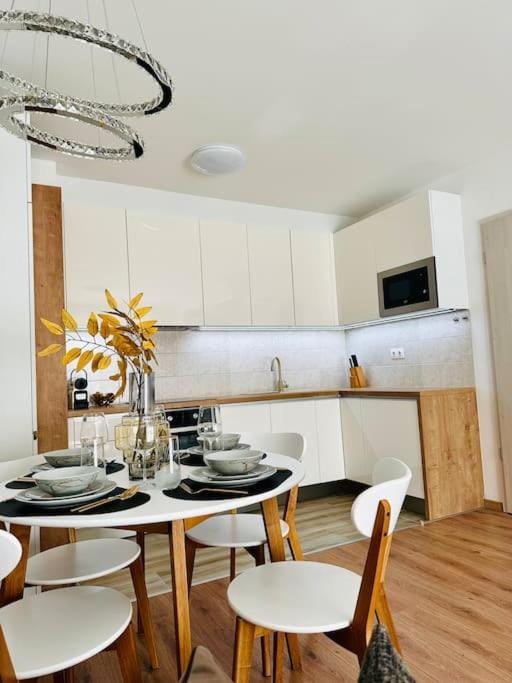 Kitchen or kitchenette, Dining area