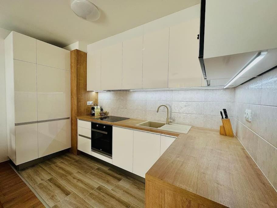 Coffee/tea facilities, Kitchen or kitchenette, oven