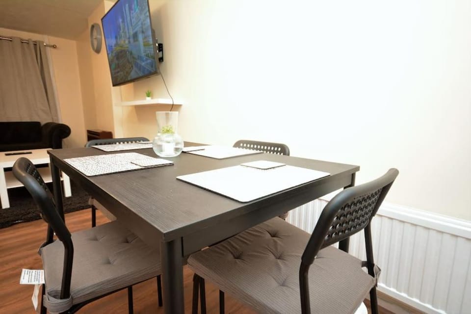 Spacious 3 Bedroom House in Beckton London House in London