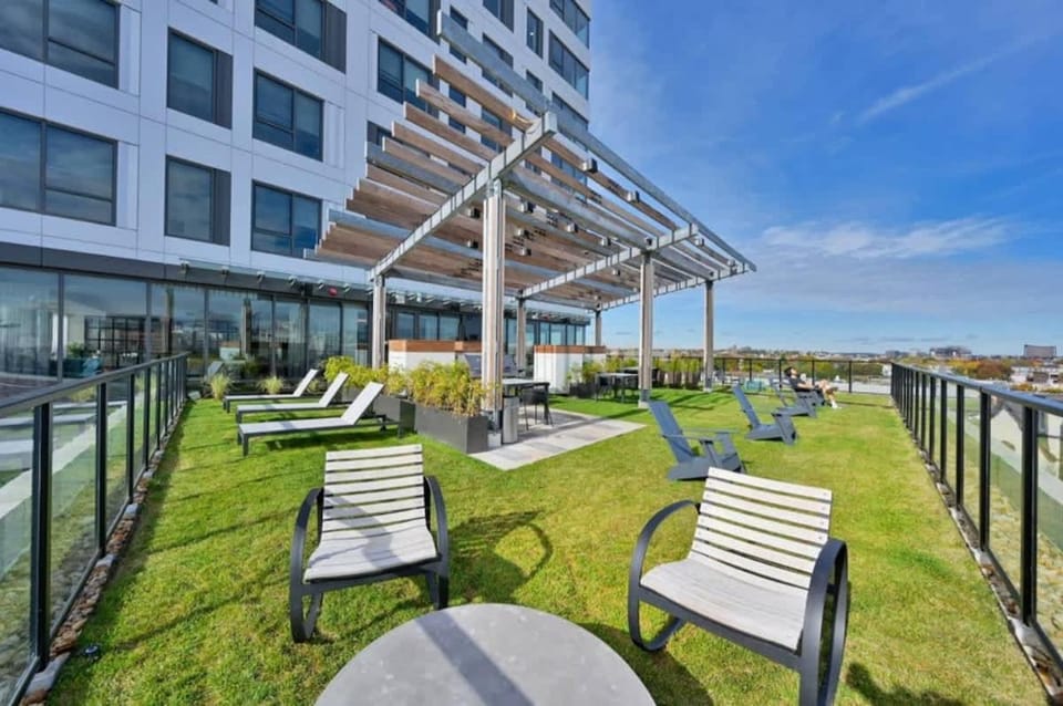 Central Penthouse City Skyline Views Gym sleep 8 Apartment in Cambridgeport