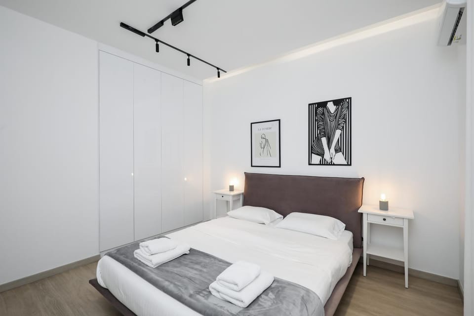 Bed, Photo of the whole room, Bedroom, towels