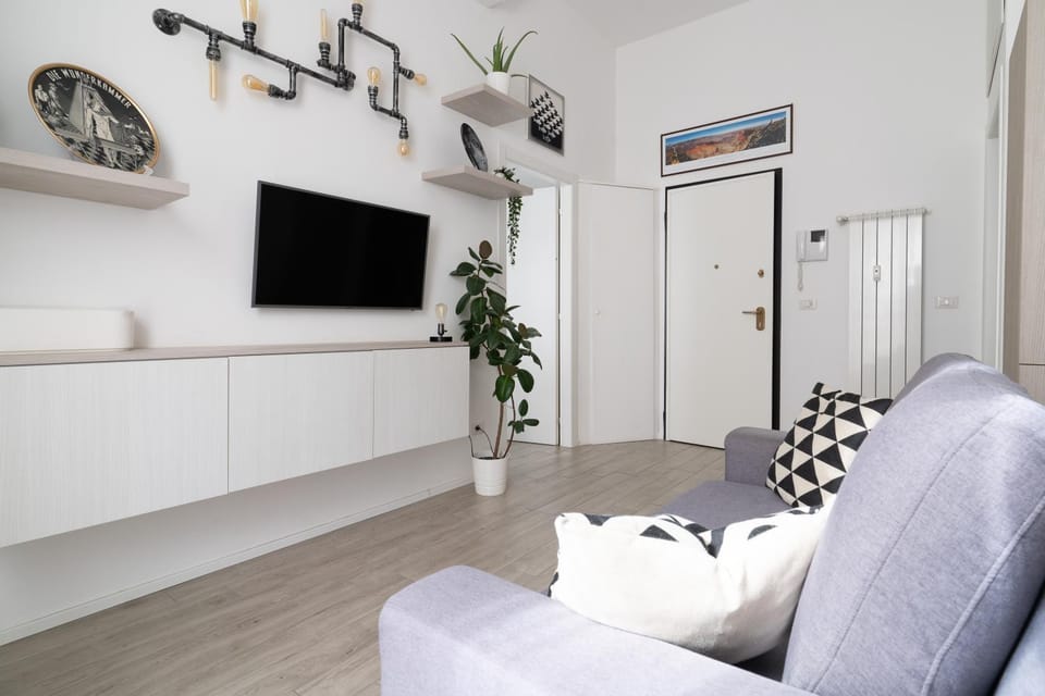 TV and multimedia, Living room, Seating area, Evening entertainment