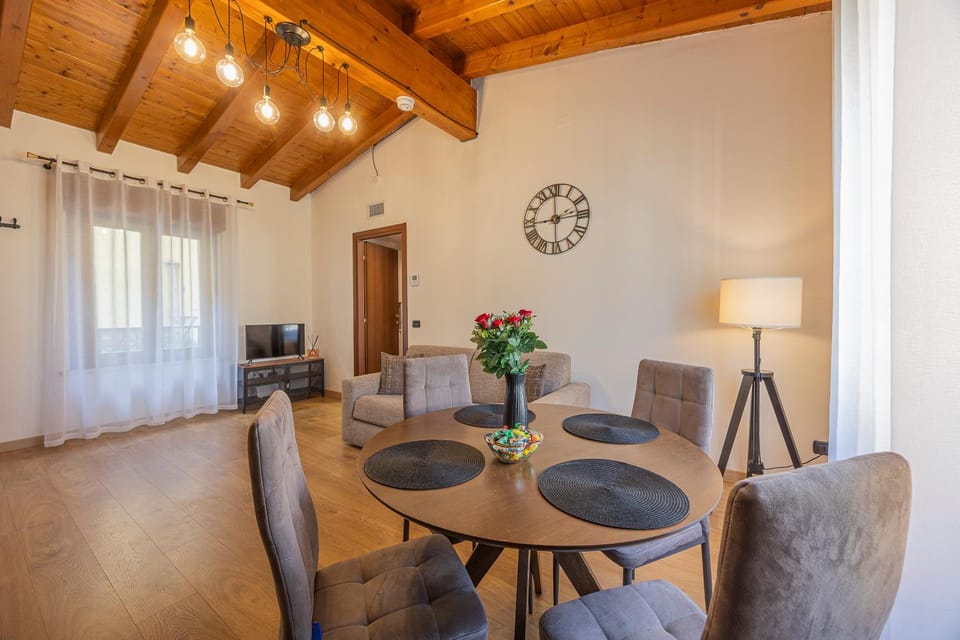 TV and multimedia, Living room, Seating area, Dining area