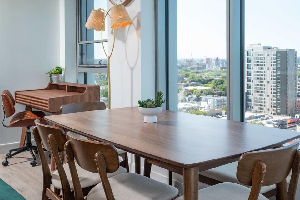 High Rise Retreat w City Skyline Views Shared Gym Apartment in Cambridgeport