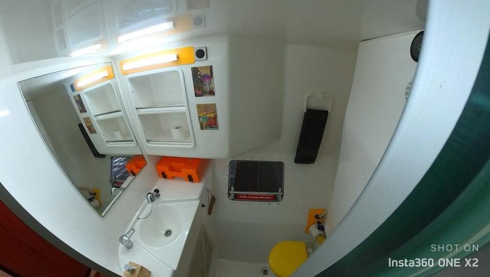 Toilet, Property building, Bathroom