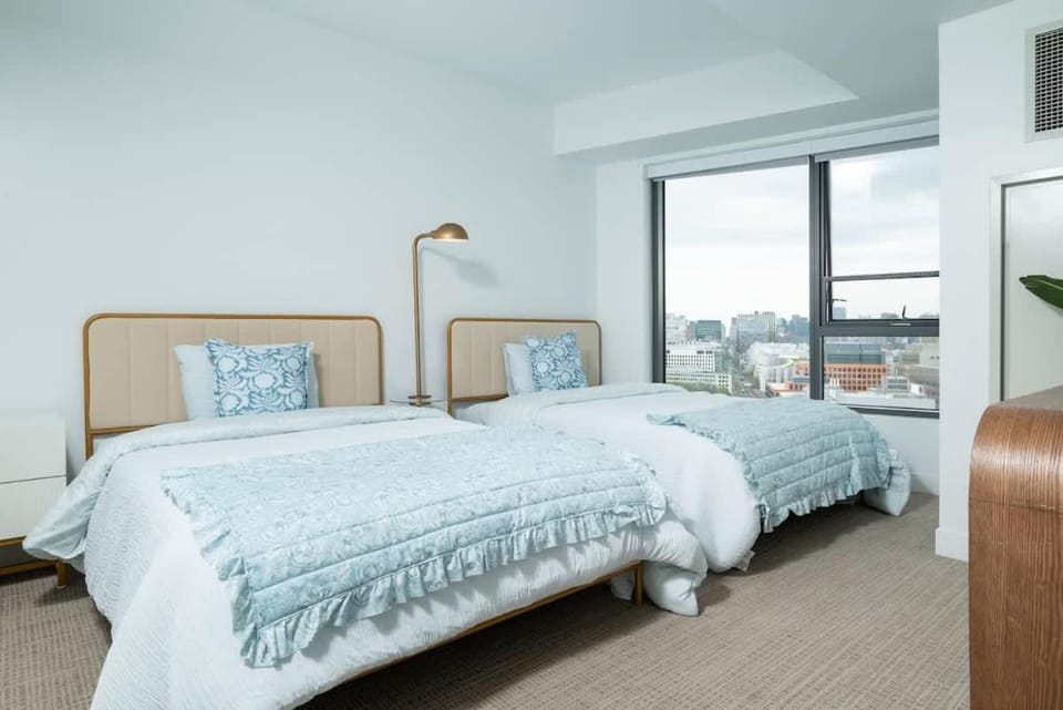 Central Serene Penthouse w King bed GYM Parking Apartment in Cambridgeport