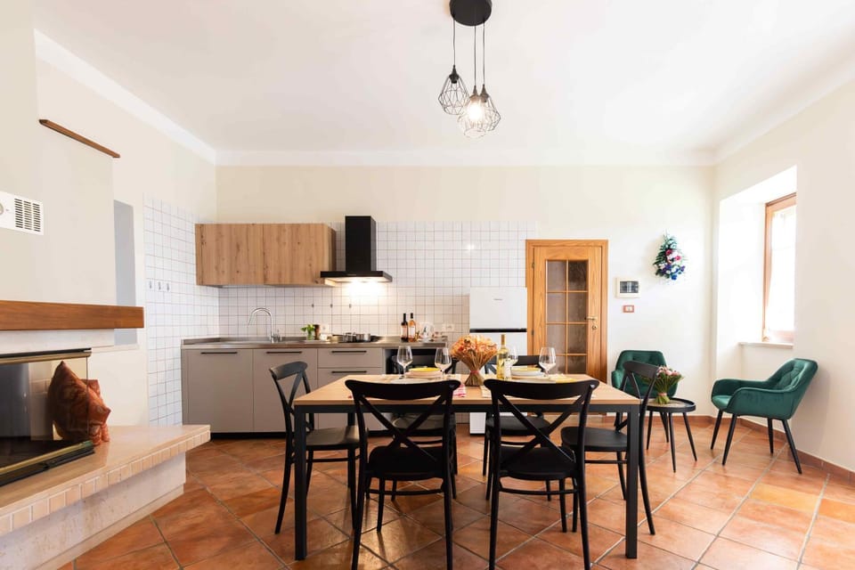 Kitchen or kitchenette, Dining area