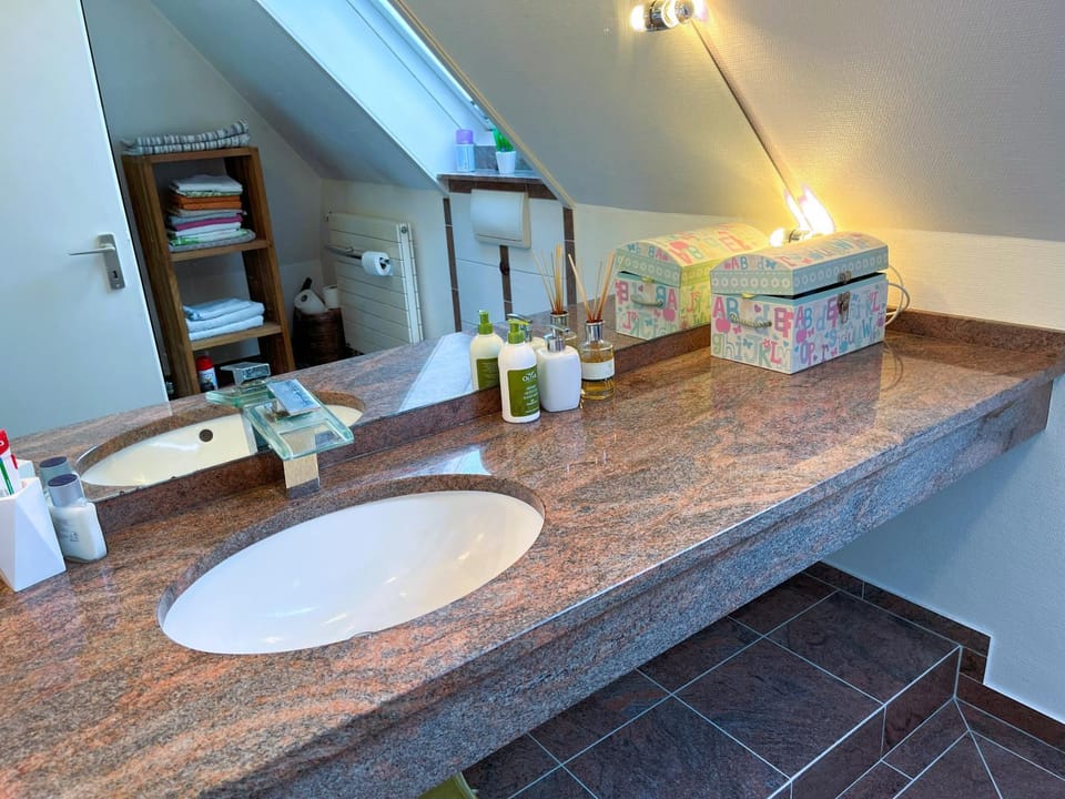 Doppelzimmer, eigenes Bad, stadtnahe, ruhig, Airport nahe! Vacation rental in Hamburg