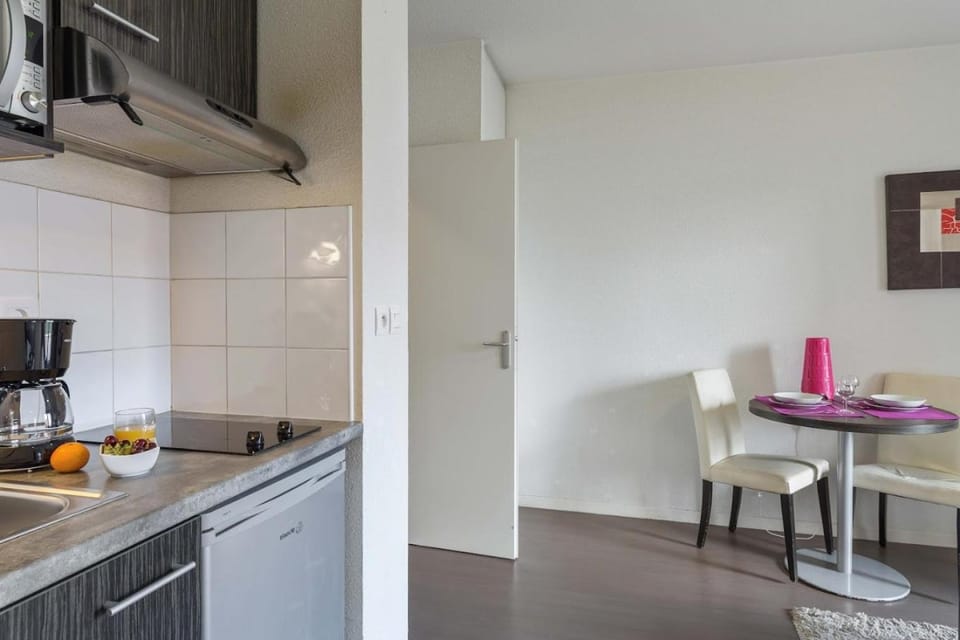 Kitchen or kitchenette, microwave, oven, kitchen
