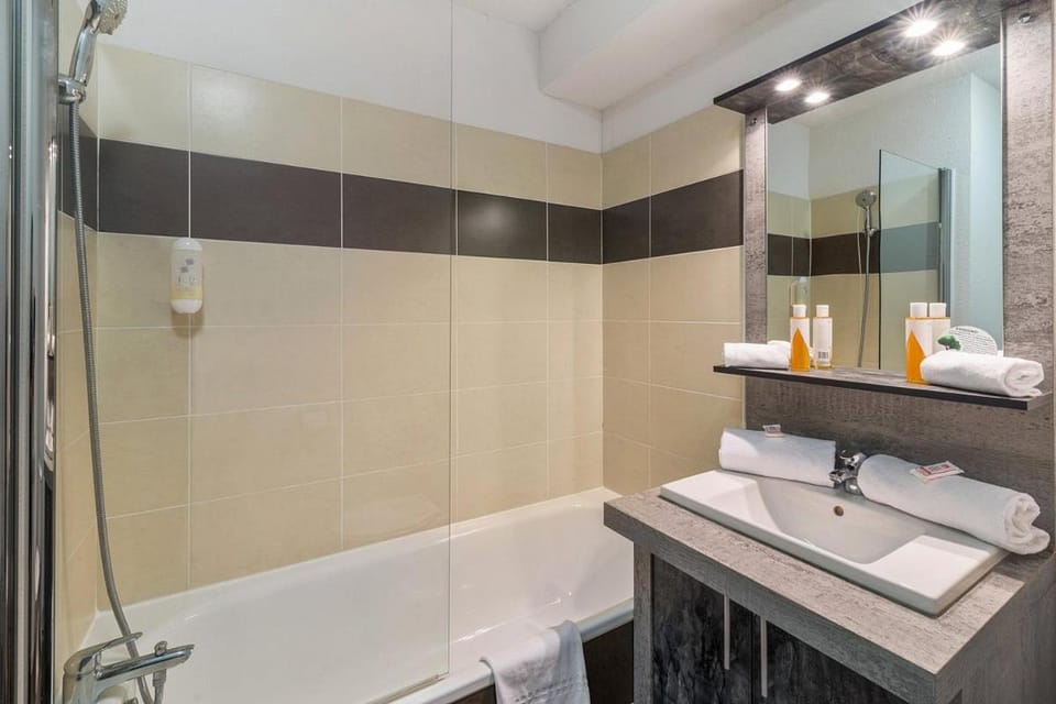 Bathroom, Bath, towels