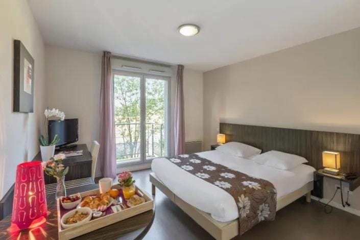 Bed, TV and multimedia, Photo of the whole room, Bedroom, towels