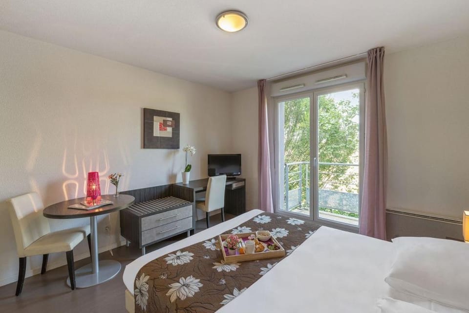 Bed, TV and multimedia, Photo of the whole room, Seating area, Dining area, Bedroom