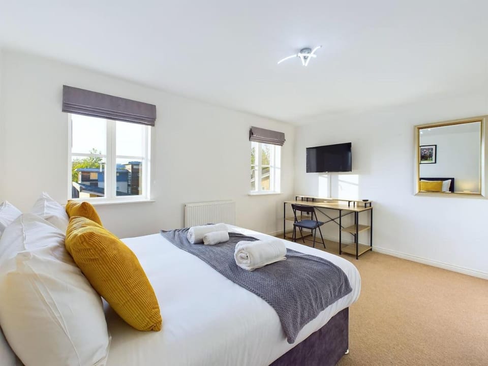 Sotherby Walk by Signature Stays - Townhouse - Parking - Modern House in Cheltenham