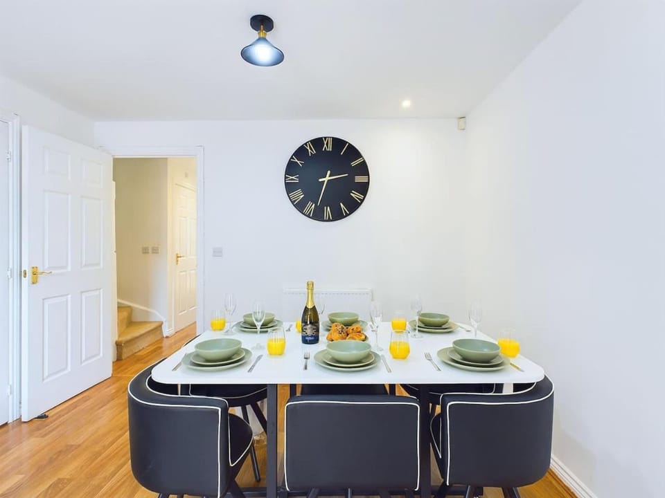 Sotherby Walk by Signature Stays - Townhouse - Parking - Modern House in Cheltenham
