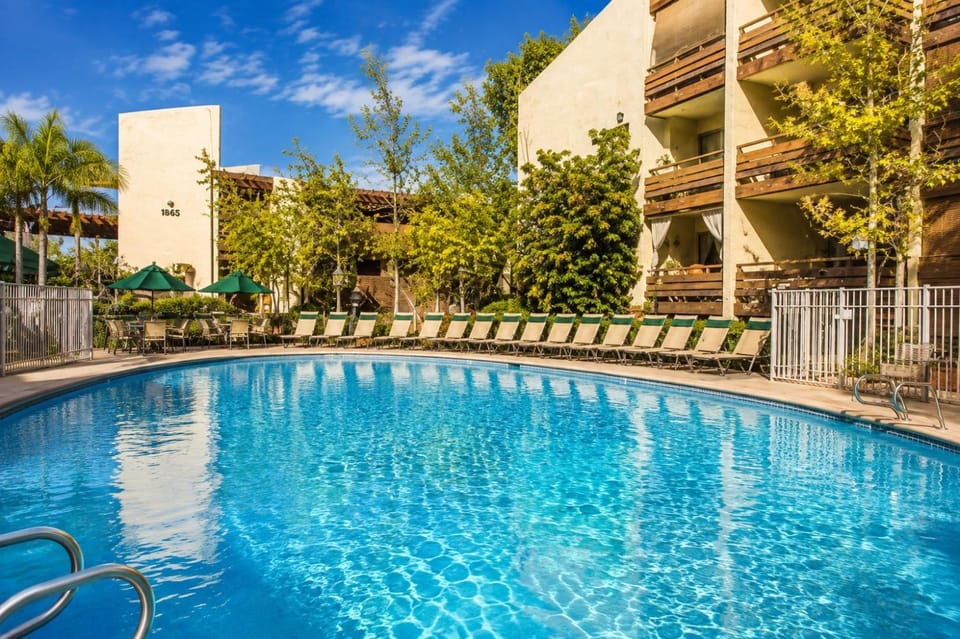Summer, Balcony/Terrace, Swimming pool, Inner courtyard view, sunbed
