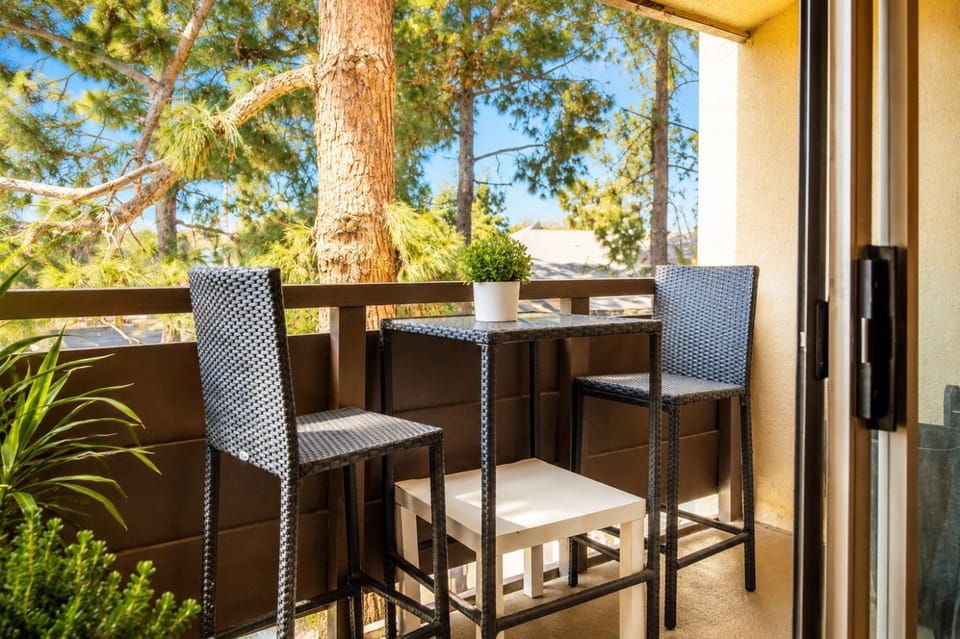 Natural landscape, Balcony/Terrace, Seating area