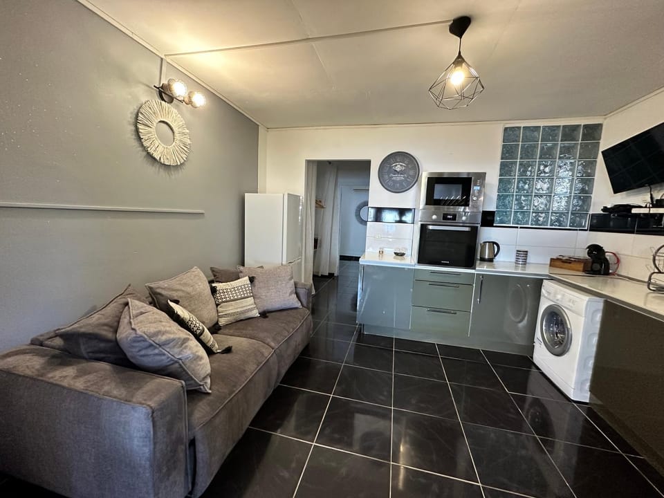TV and multimedia, Coffee/tea facilities, Kitchen or kitchenette, Living room, oven, stove, toaster, washing machine