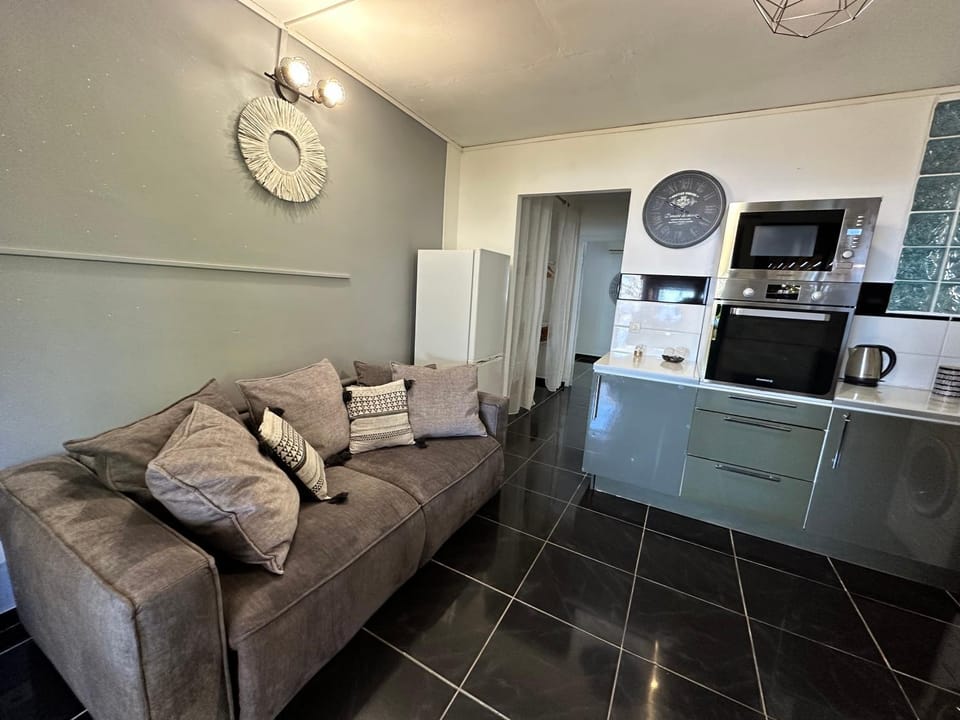 TV and multimedia, Coffee/tea facilities, Kitchen or kitchenette, Living room, toaster