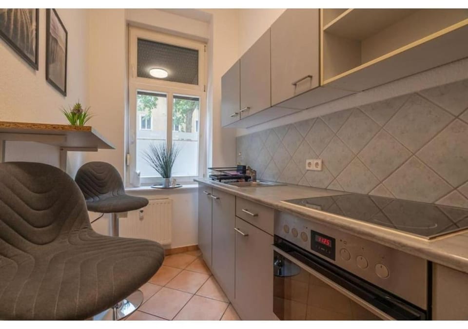 Kitchen or kitchenette, Seating area, stove, kitchen