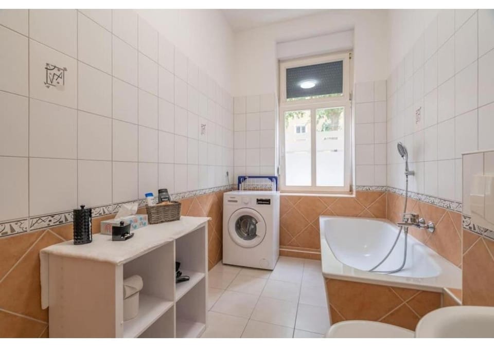 Bathroom, Bath, washing machine