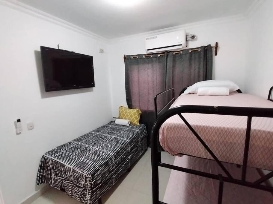 Bed, TV and multimedia, Photo of the whole room, Bedroom