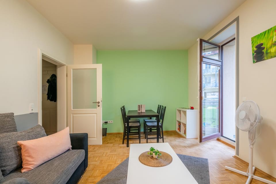 TV and multimedia, Living room, Photo of the whole room, Seating area, Dining area