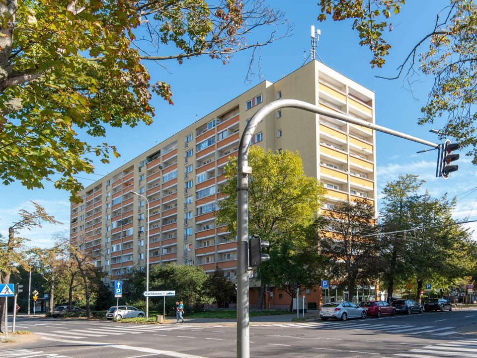 Property building, Neighbourhood, Location