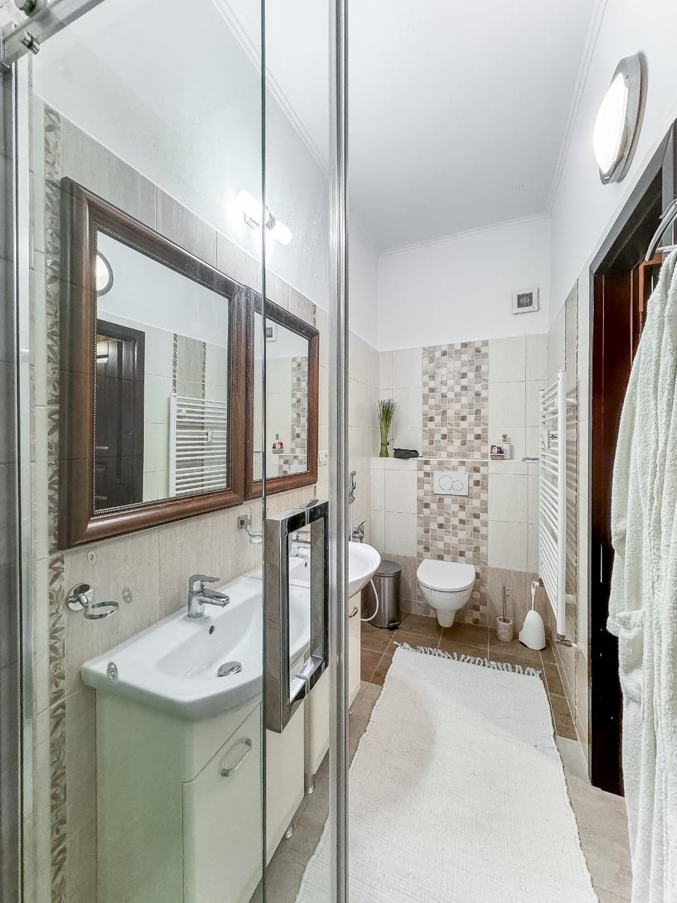 Bathroom, Bedroom, towels