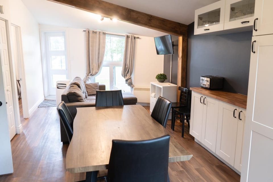 TV and multimedia, Living room, Seating area, Dining area
