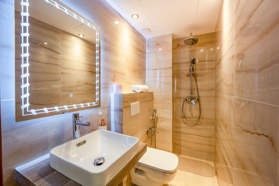 Shower, Toilet, Bathroom, towels