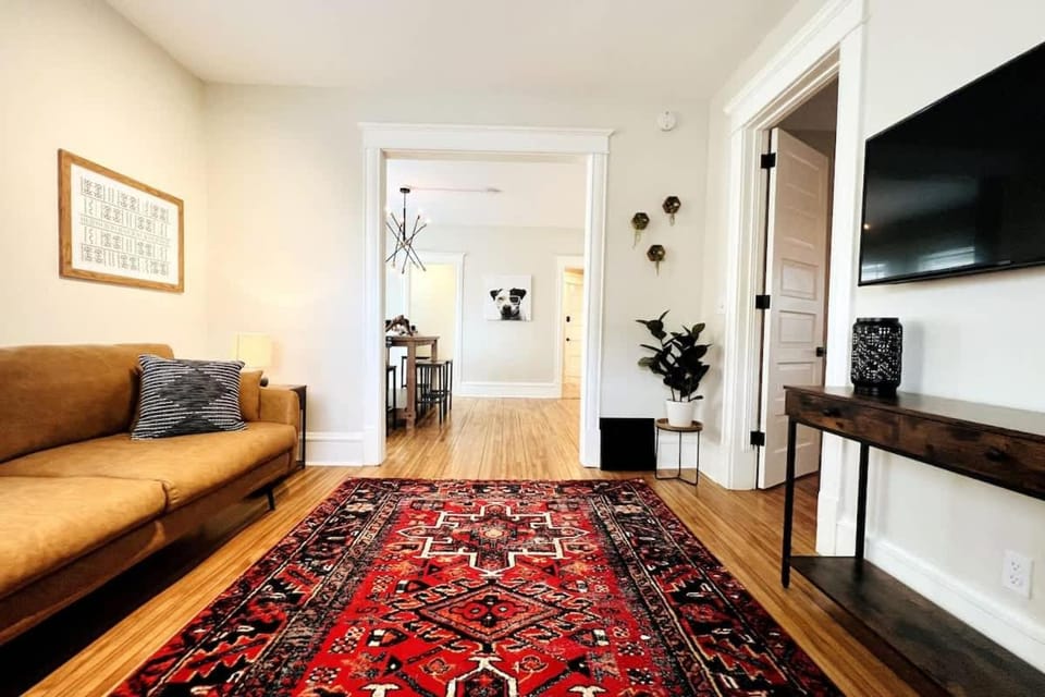 Trendy and Stylish 3BR Uptown Duplex Apartment in Minneapolis